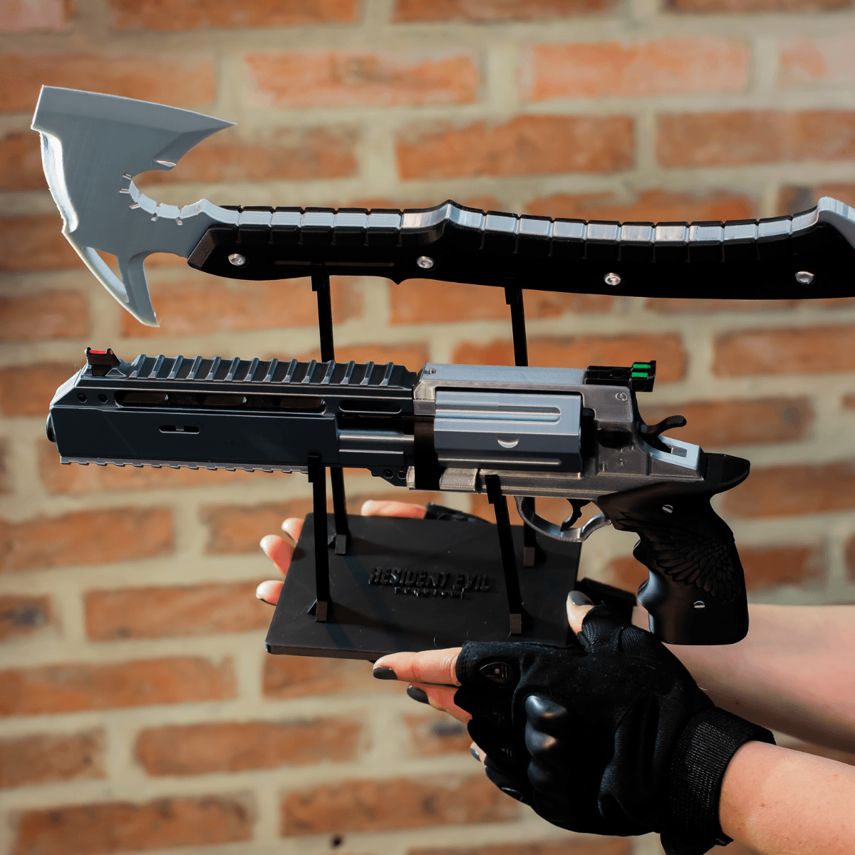 Kit Réplica Requiem Leon S. Kennedy + Machado Tático + Suporte - Resident Evil 9: Requiem