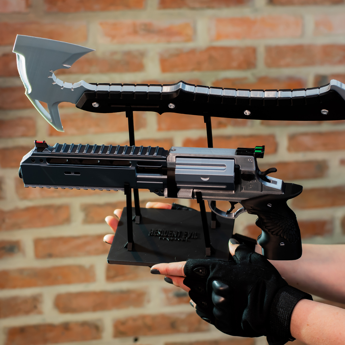 Kit Réplica Requiem Leon S. Kennedy + Machado Tático + Suporte - Resident Evil 9: Requiem